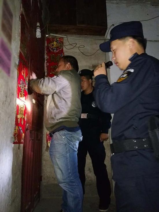 白云区粗心妈妈误将幼女锁家中 